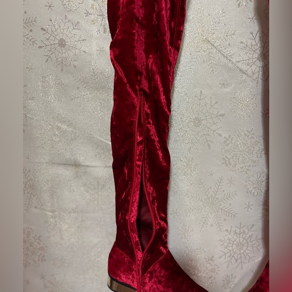 NWOT Bamboo red velvet boots w/gold heels Comes in original box THINK HOLIDAYS! - Picture 3 of 7